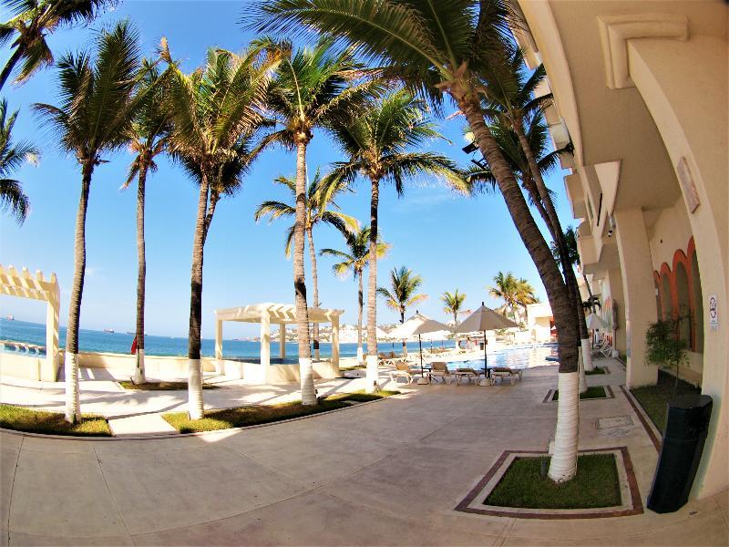 Camino Real Manzanillo Hotel Exterior foto